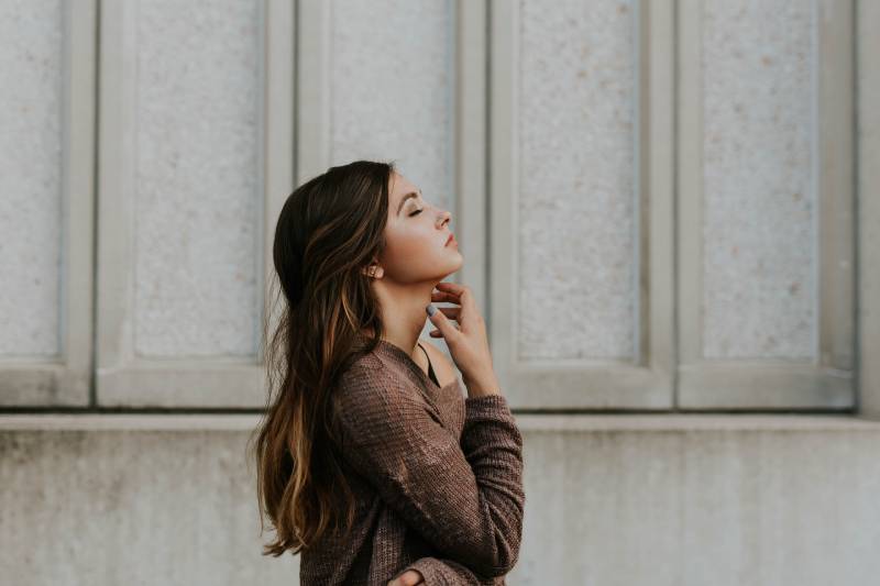 femme debout à côté du mur