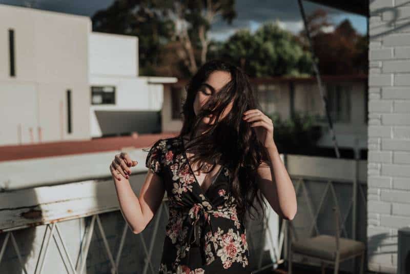 femme debout à côté d'un balustre