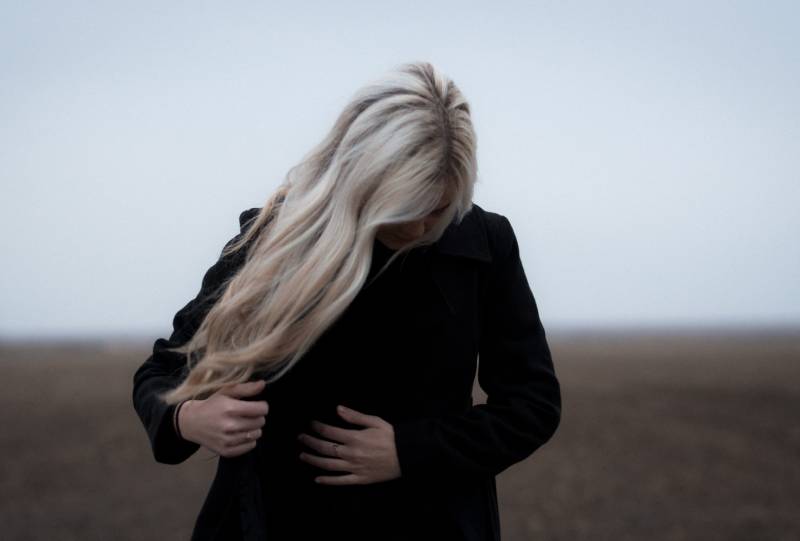 femme portant un manteau noir à l'extérieur