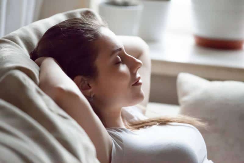 femme se détendant sur son canapé
