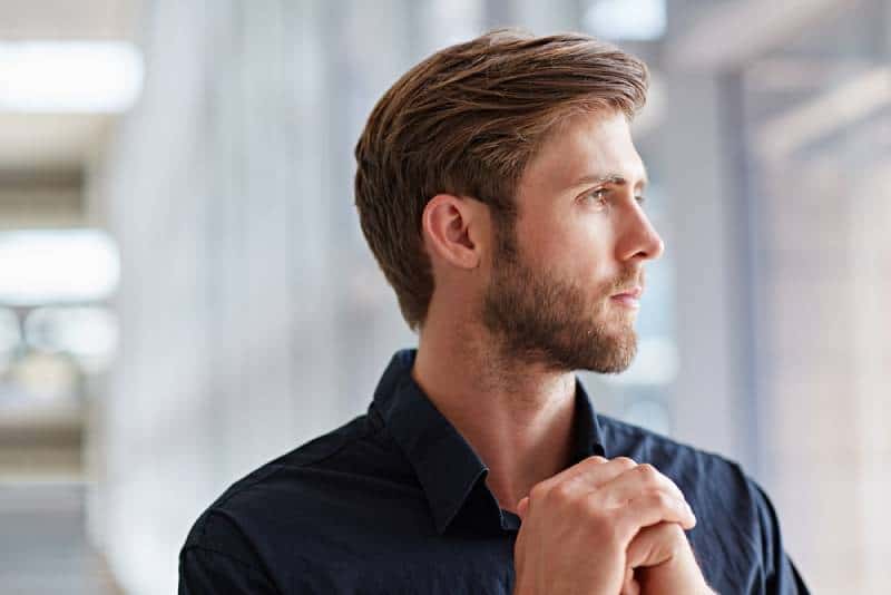 homme réfléchi regardant au loin