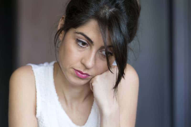 jeune femme dépressive à la maison