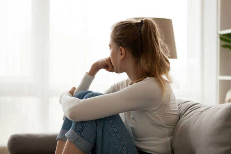 jeune femme à l'air pensif et regardant au dehors