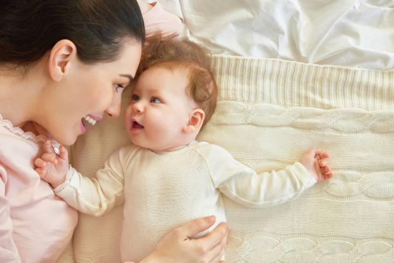 la mère joue avec le bébé