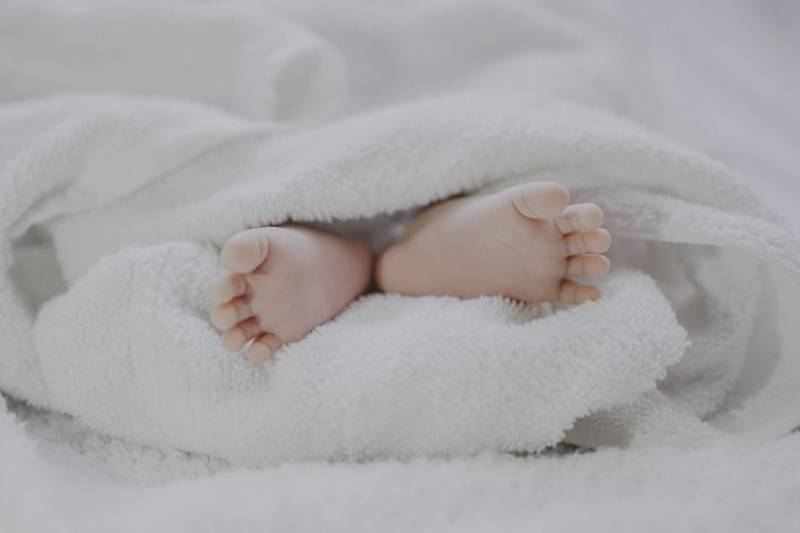les pieds du nouveau-né