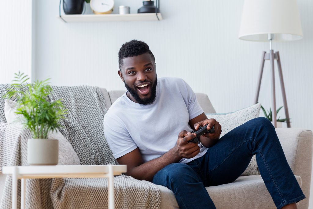 l'homme joue à des jeux