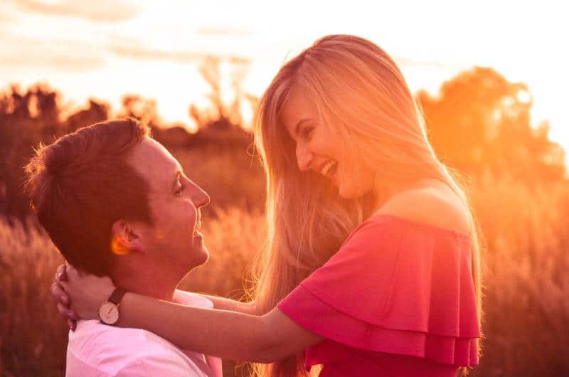 l'homme porte la femme à l'extérieur dans le champ