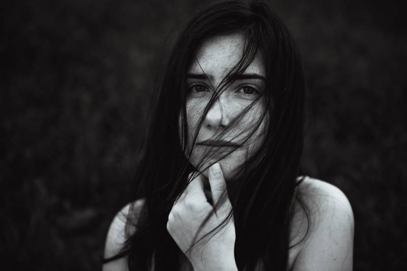 portrait de femme aux cheveux longs à l'extérieur