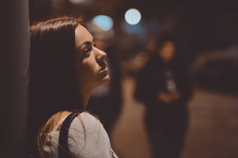 portrait de femmes réfléchies, adossées à la rue