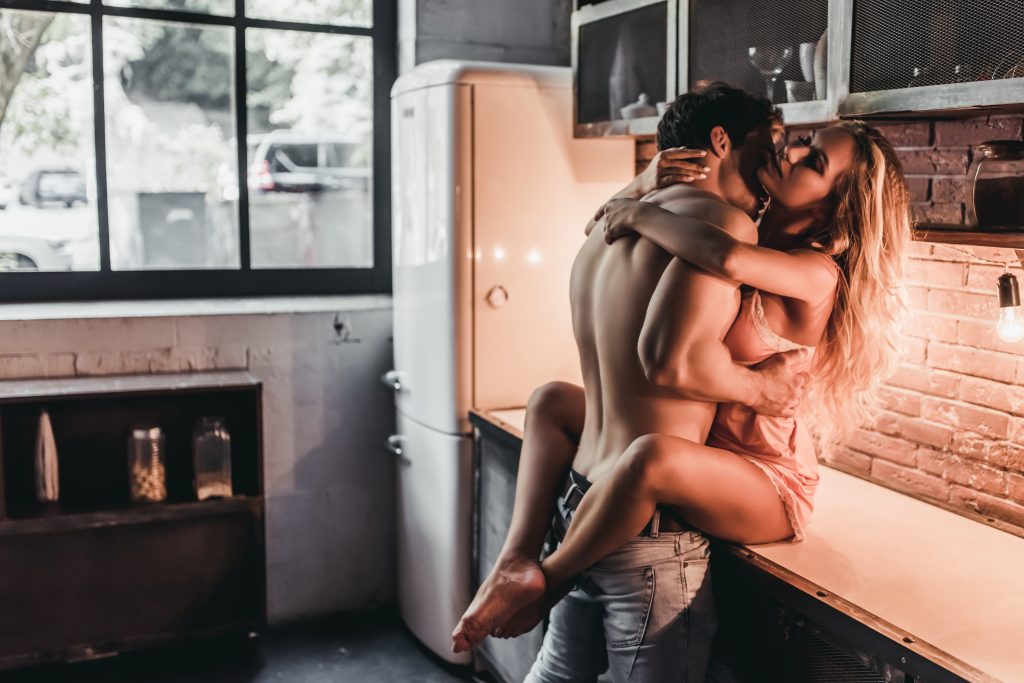 un homme embrasse une femme dans la cuisine