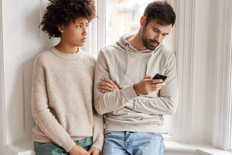 une femme se sent triste à cause du manque d'attention de son petit ami