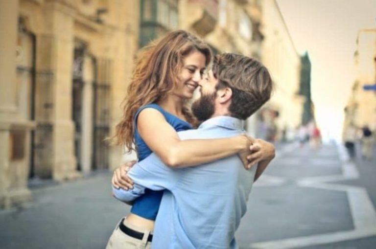 homme et femme embrassant