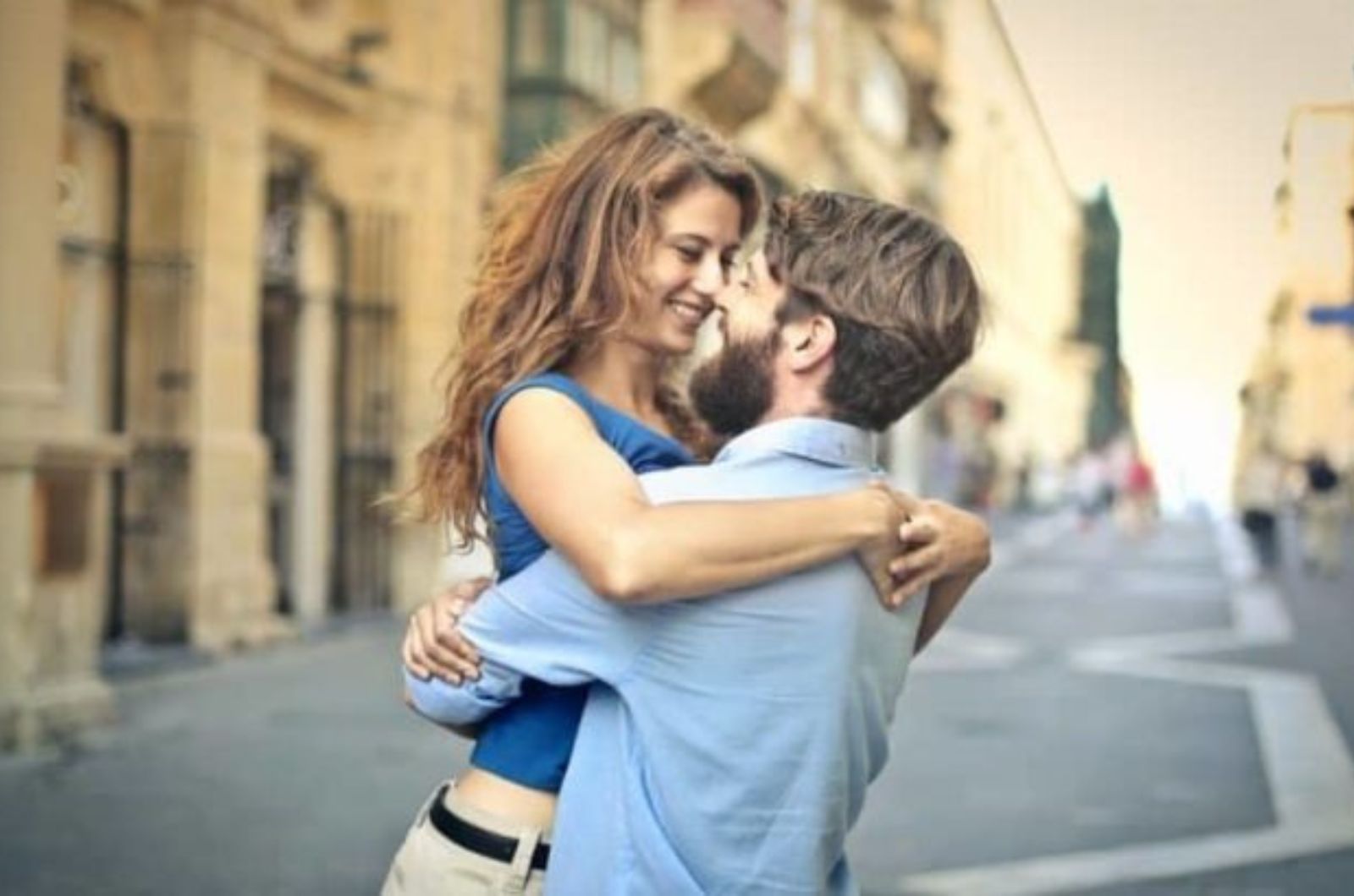 homme et femme embrassant