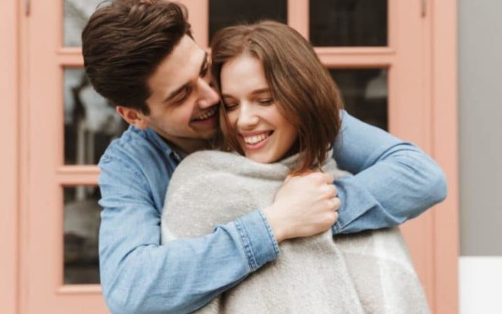 la femme est embrassee par un homme et ils rient