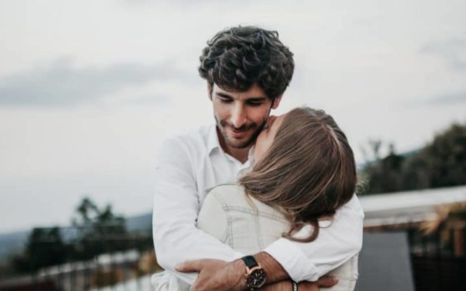 une femme aime un homme