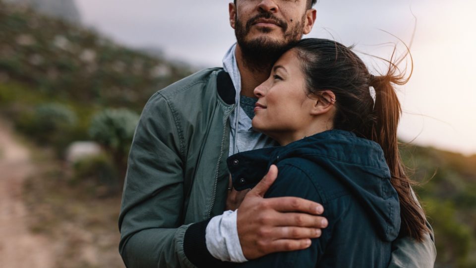 un homme et une femme embrassant