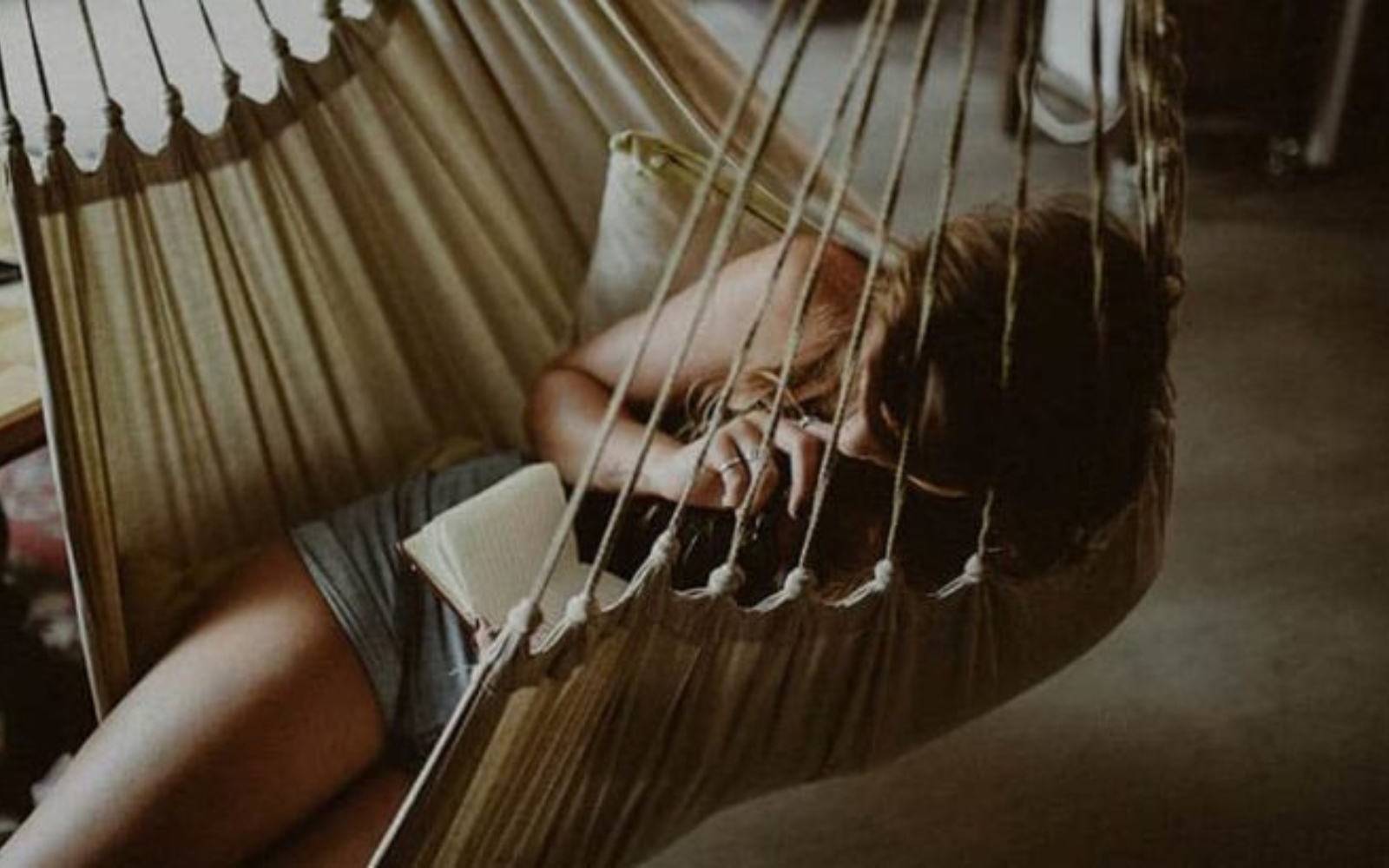 femme triste sur une balancoire