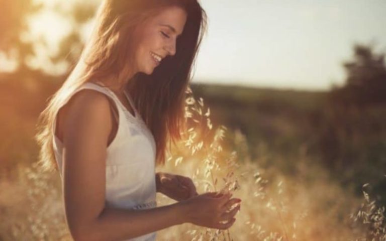 une femme bleue dans un champ