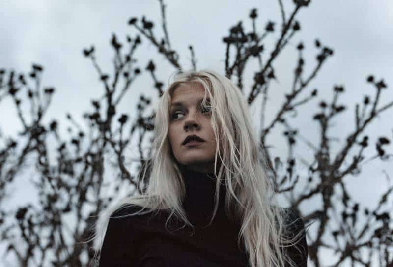Femme portant un pull noir à col roulé