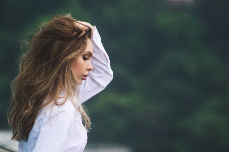 Une femme lève la main