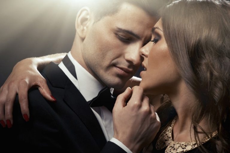 homme et femme s'embrassant