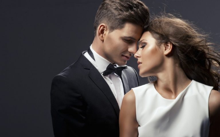 Homme séduisant une belle femme