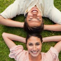 un homme et une femme heureux allongé sur l'herbe