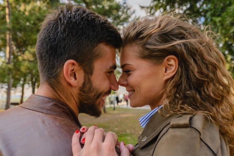 couple heureux près de l'autre