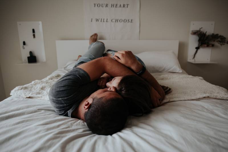 couple se câlinant dans la chambre