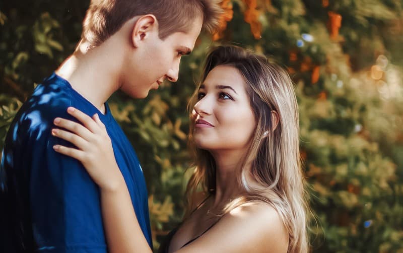 Femme et homme très proches l'un de l'autre
