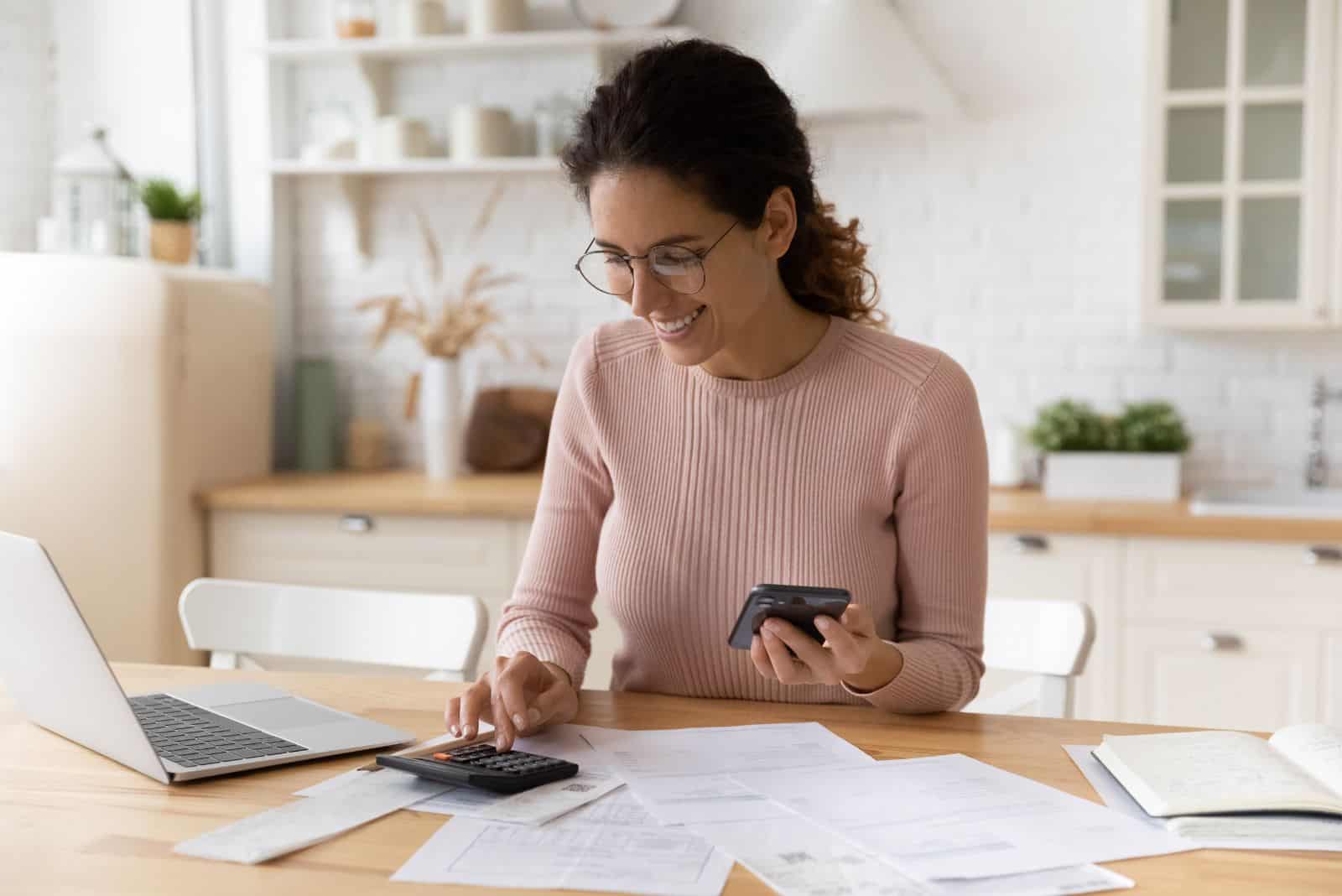 femme souriante calcule les finances