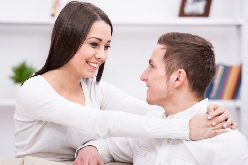 une femme heureuse étreignant un homme heureux