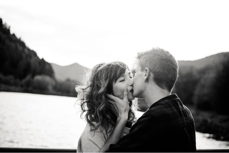 photo noir et blanc d'un homme et d'une femme baiser romantique