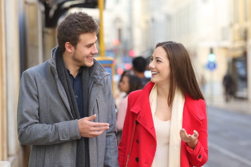 heureux homme et femme parlant dans la rue