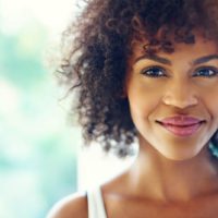 portrait de la belle femme africaine aux yeux bleus