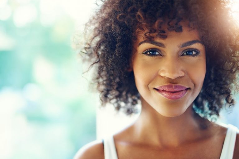 portrait de la belle femme africaine aux yeux bleus