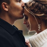 Un homme tenant une femme et embrassant son front