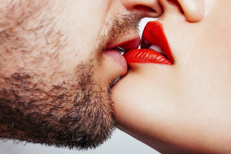 photo en gros plan d'une femme sensuelle embrassant un homme