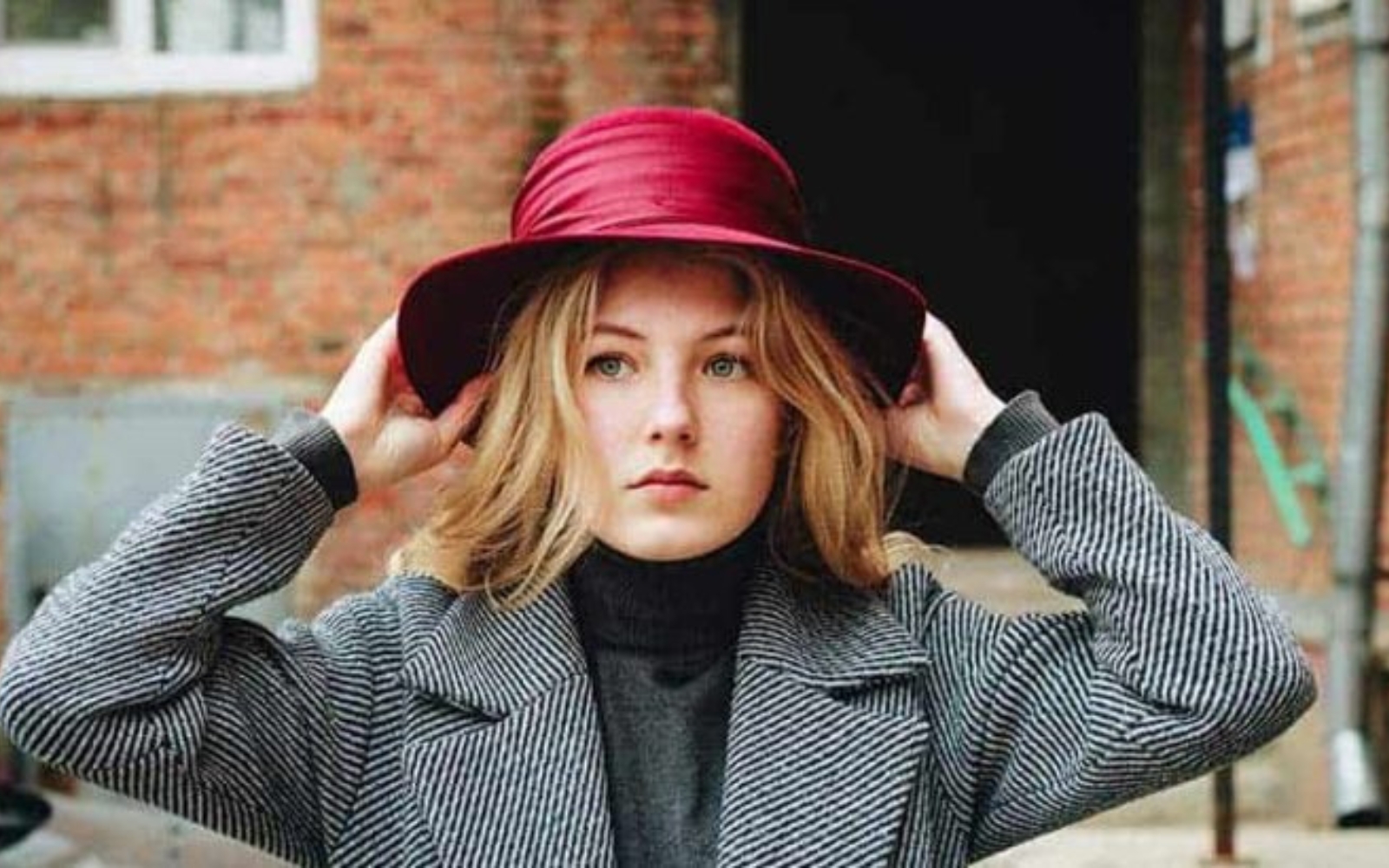 une femme avec un chapeau rouge sur la tete