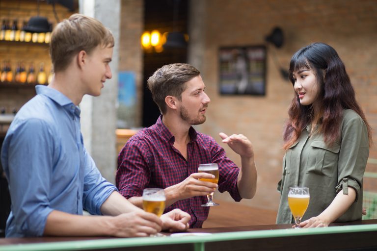 un homme et une femme en compagnie d'amis