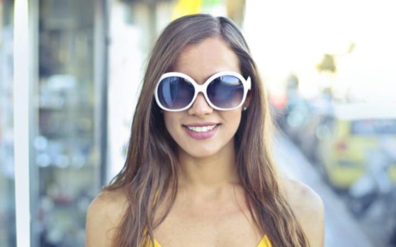 une femme brune debout avec des lunettes