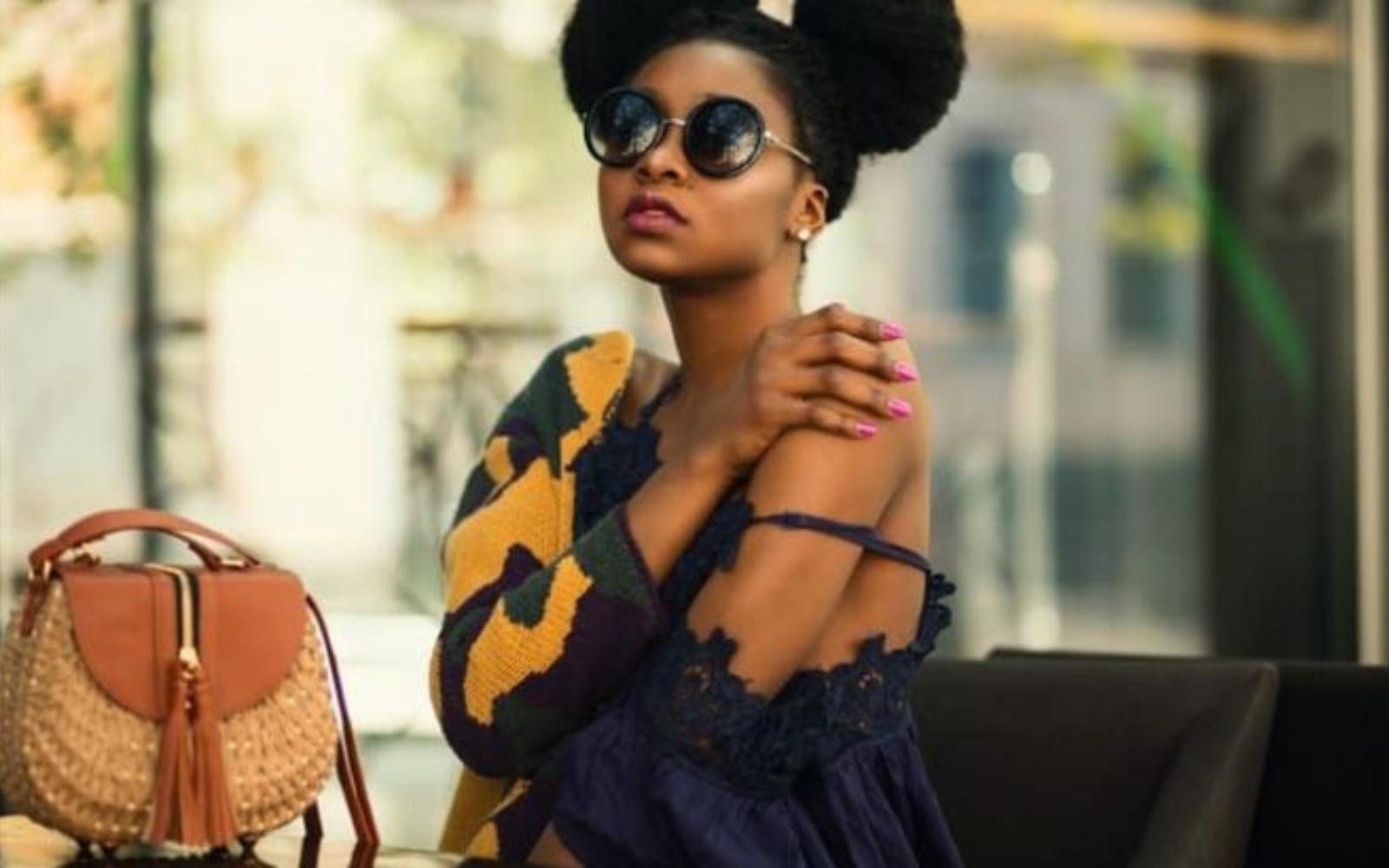 une femme noire avec des lunettes