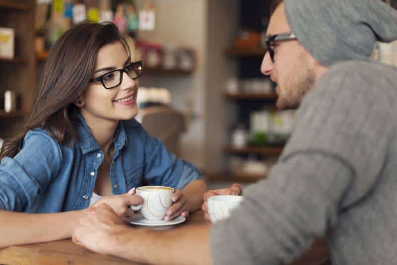 Amoureux lors d'un rendez-vous dans un café