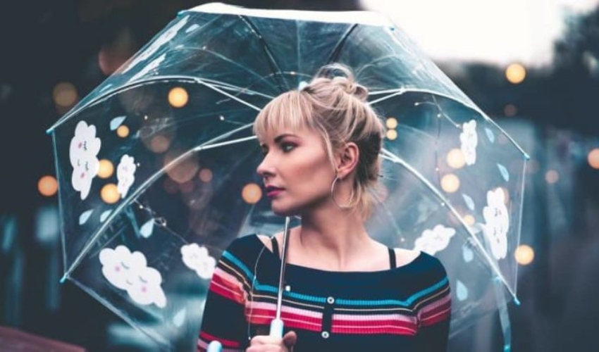 une femme bleue avec un parapluie