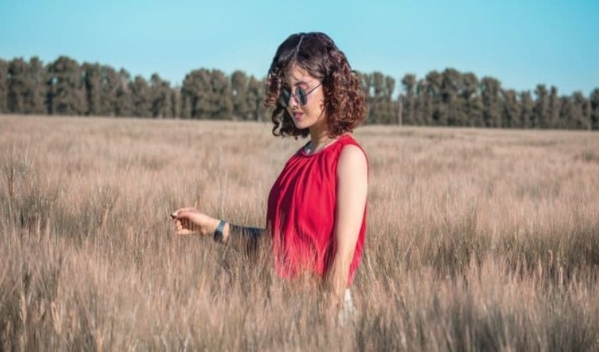 une femme avec des lunettes dans un champ