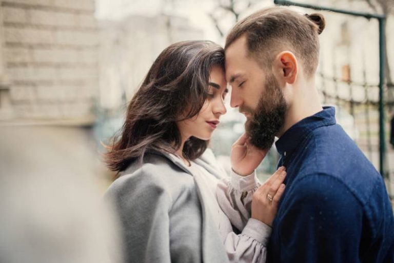 Un Homme Qui N'assume Pas Ses Sentiments Comment Se Comporte Un Homme Amoureux: Les 11 Signes Qui Ne Trompent Pas!
