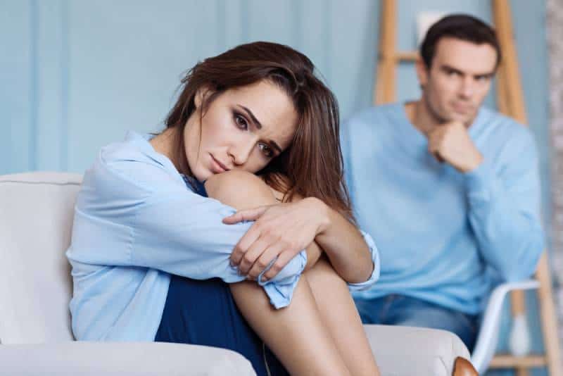 Une jeune femme de bonne humeur assise à la maison