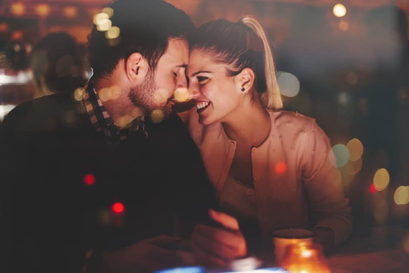 Couple romantique ayant un rendez-vous au pub la nuit