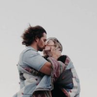 un homme et une femme s'embrassent