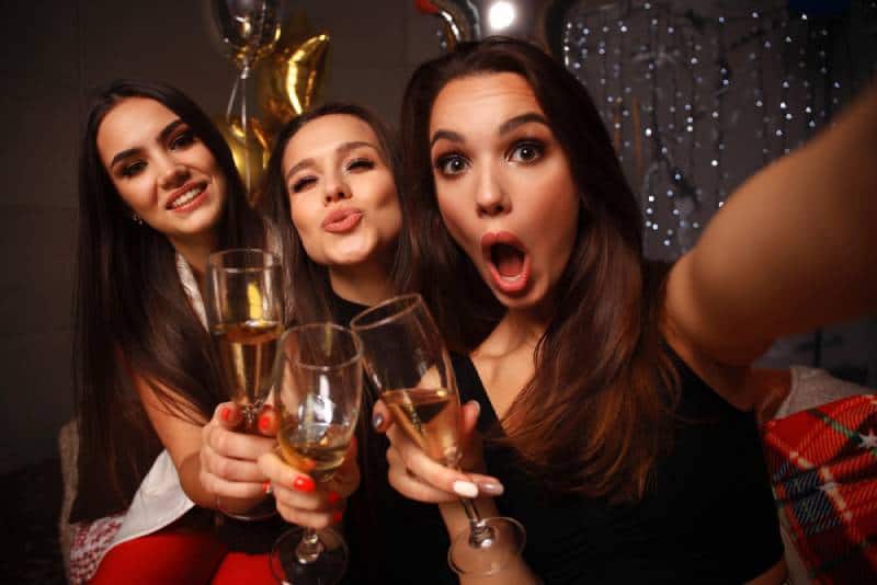 De belles filles qui s'amusent à faire la fête, en buvant du champagne